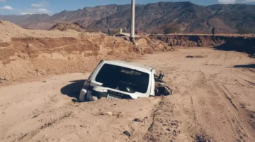 السيول في السعودية تجرف المركبات وتهدد حياة السائقين في مشاهد مروعة 1